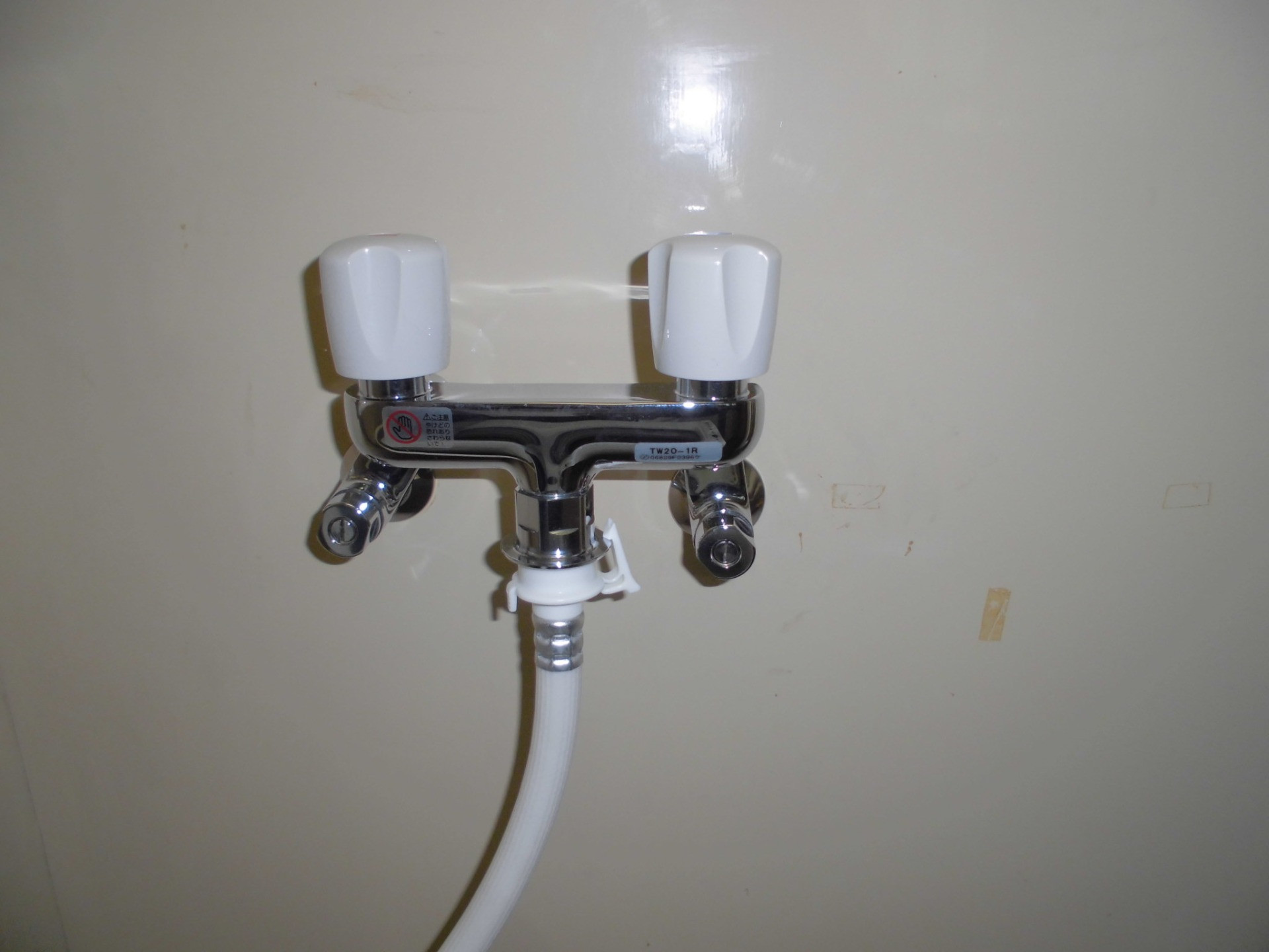 世田谷区にて洗濯水栓を取り替えました。