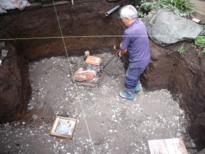 砕石を転圧し、メッシュ・鉄筋を入れ、土間コンクリートを打設しました。