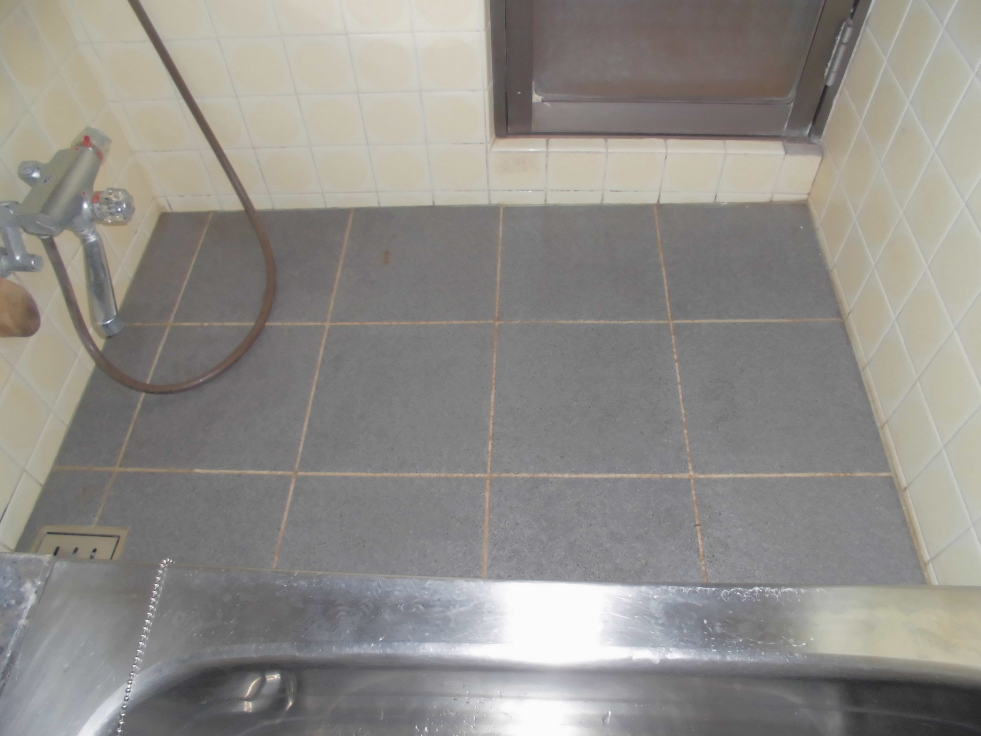 住宅改修 浴室床材の滑りにくいものへの変更 世田谷区 リフォーム 世田谷区のリフォーム会社はブログを開設しておりますのでご覧ください