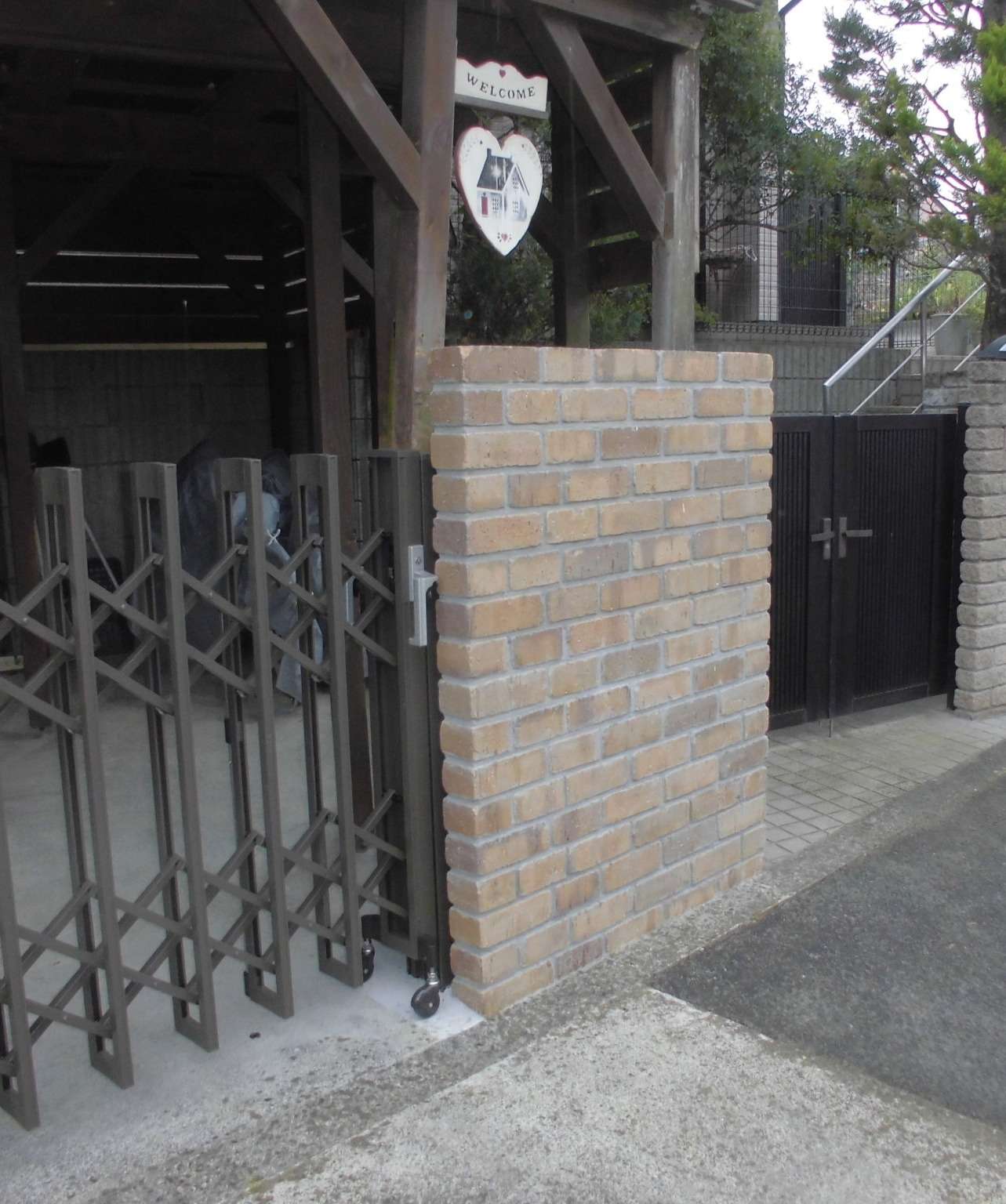 世田谷区にてレンガの塀を修復しました。