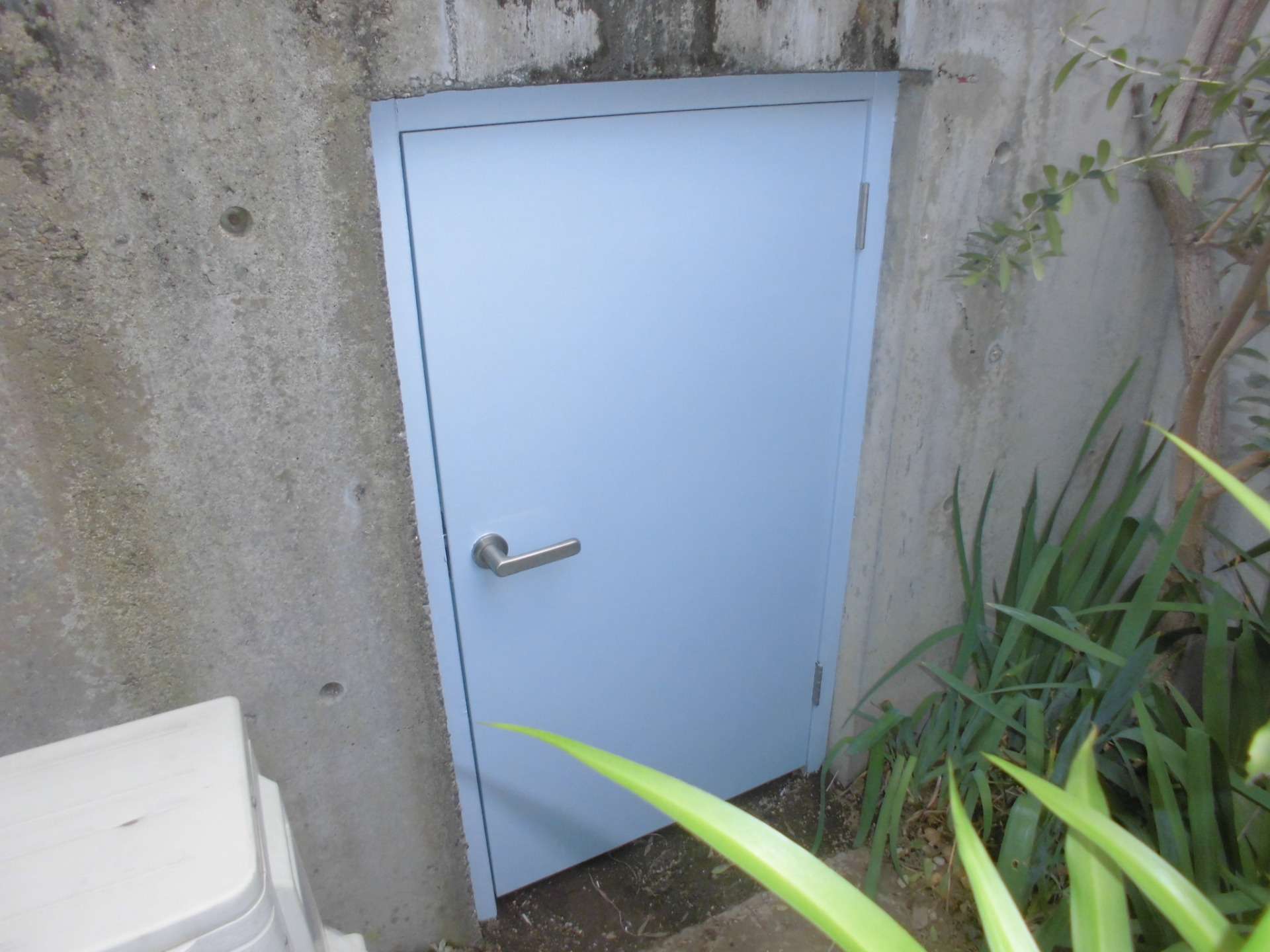 世田谷区にて物入の戸をつくりかえました。