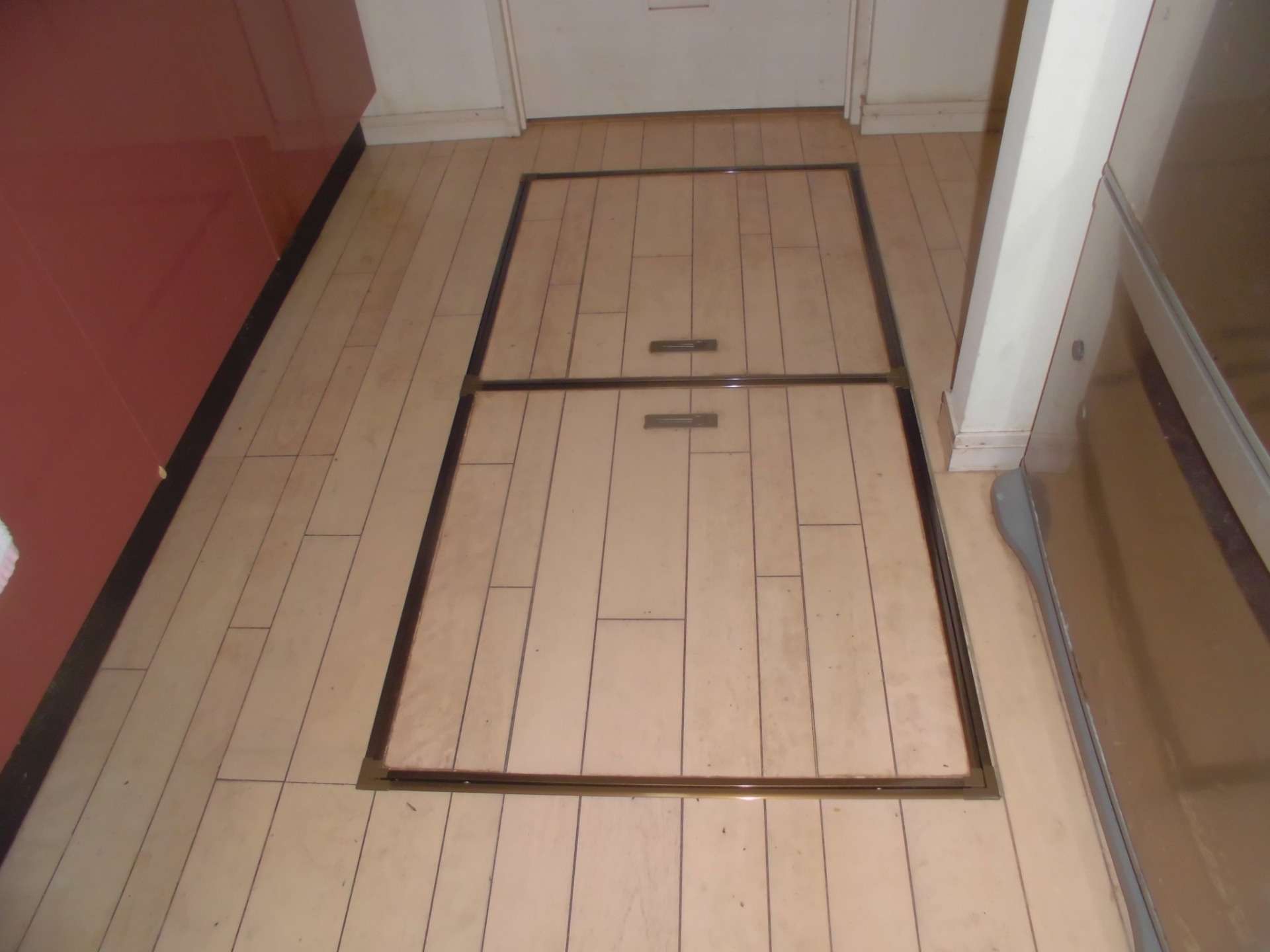世田谷区にて、床下収納を新しく交換しました。