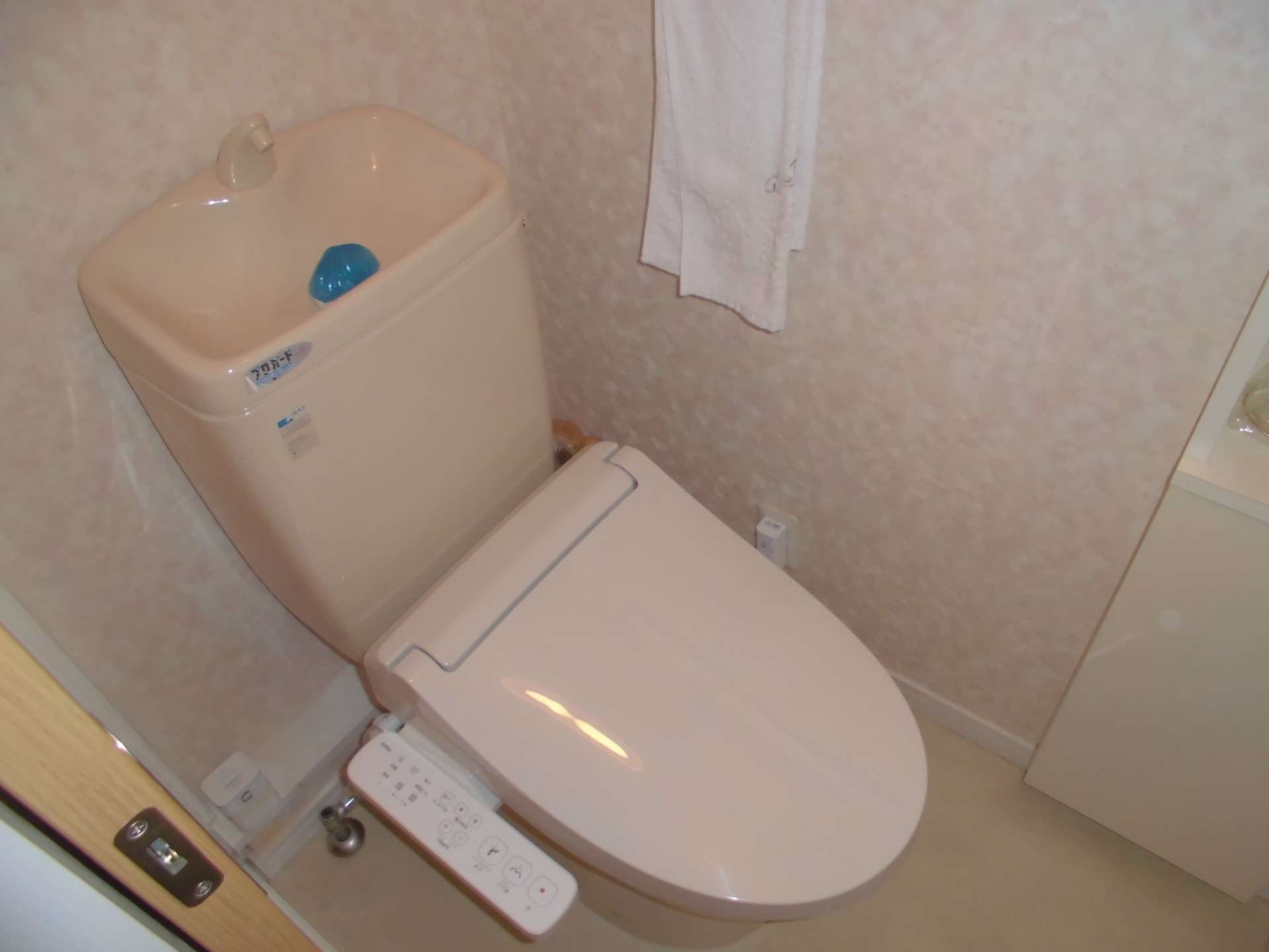世田谷区にて、シャワートイレを交換しました。
