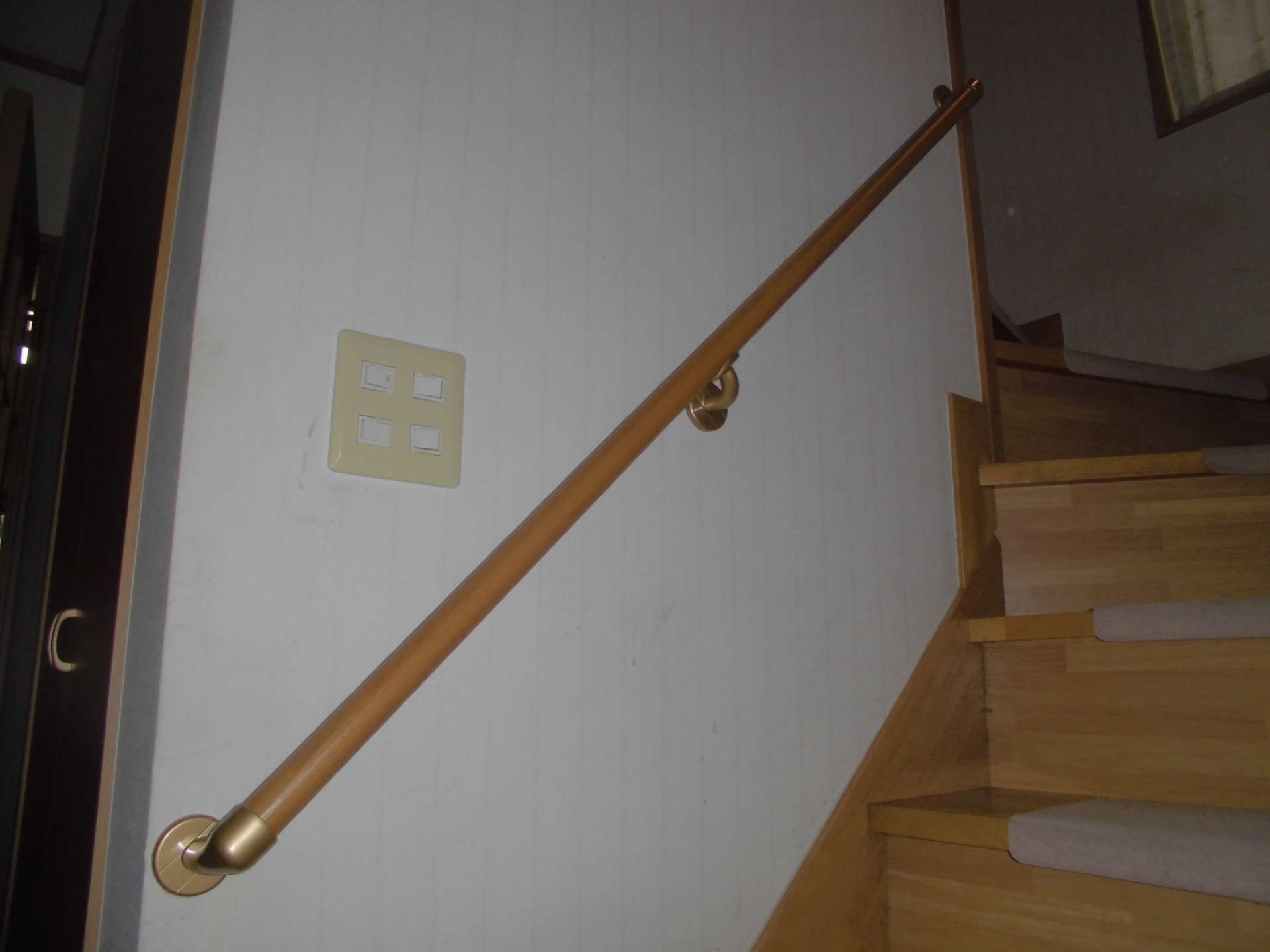 世田谷区にて階段に手すりを取り付けました。