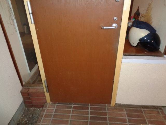 玄関のドア枠を交換しました。