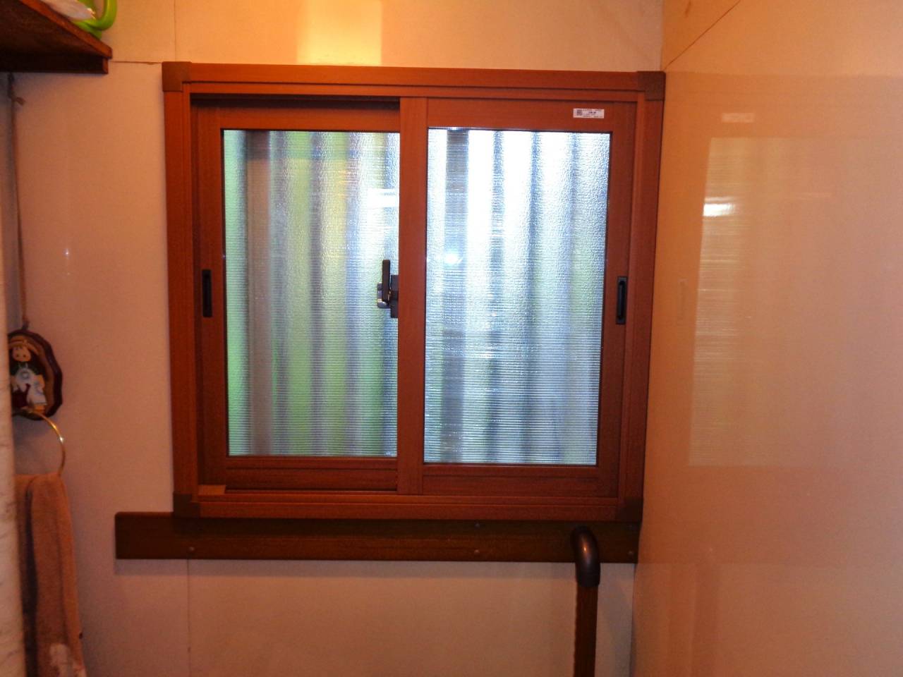 トイレの窓に内窓を取り付けました。